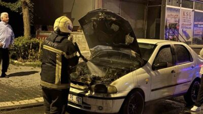 Kayseri’nin Melikgazi ilçesinde bir otomobil çalıştırıldığı sırada motor kısmından alev