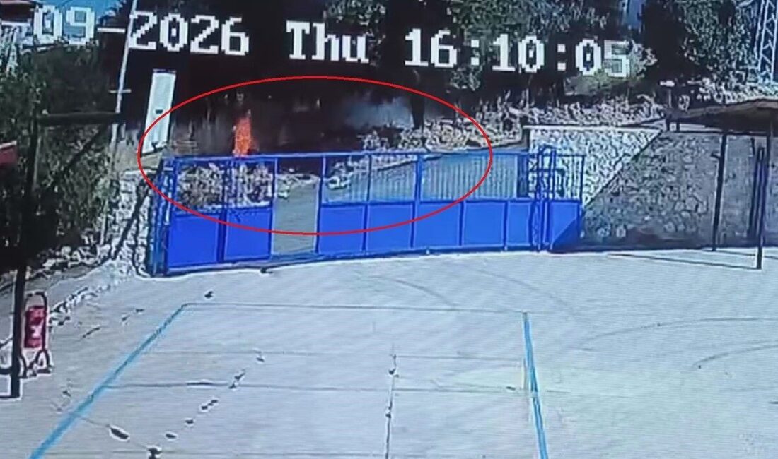 Hatay’ın Yayladağı ilçesindeki otluk alanda çıkan yangın, hızla yayılarak evlere