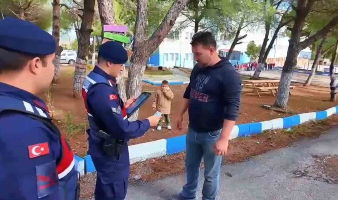 Çanakkale’de, çocukların güvenliği için jandarma ekipleri tarafından okul çevrelerinde ve