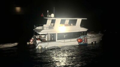 Çanakkale’nin Ayvacık ilçesi açıklarında içinde 2 kişinin bulunduğu su alarak