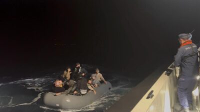 Çanakkale’nin Gökçeada ilçesi açıklarında sürüklenen bir lastik bottaki 14 kaçak