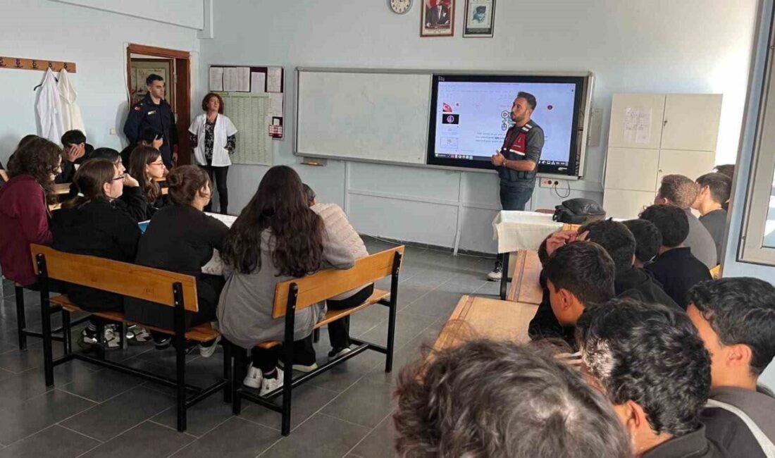 Çanakkale ilinde jandarma ekipleri, öğrencilerin emniyetini sağlamak amacıyla denetimlerini sürdürüyor.