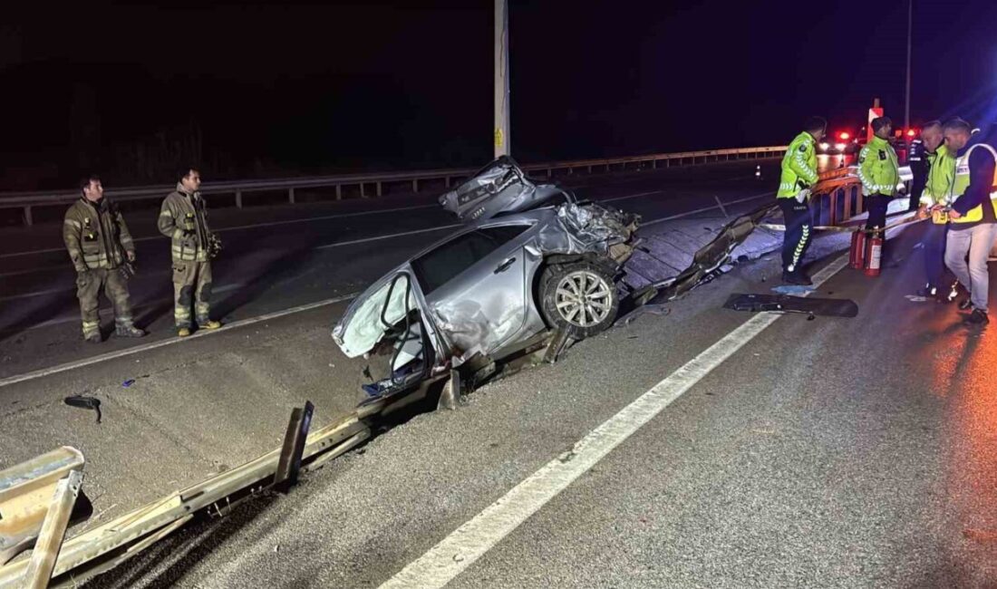 Çanakkale’de meydana gelen trafik kazasında otomobil paramparça olurken, iki kişi