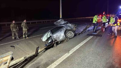 Çanakkale’de meydana gelen trafik kazasında otomobil paramparça olurken, iki kişi
