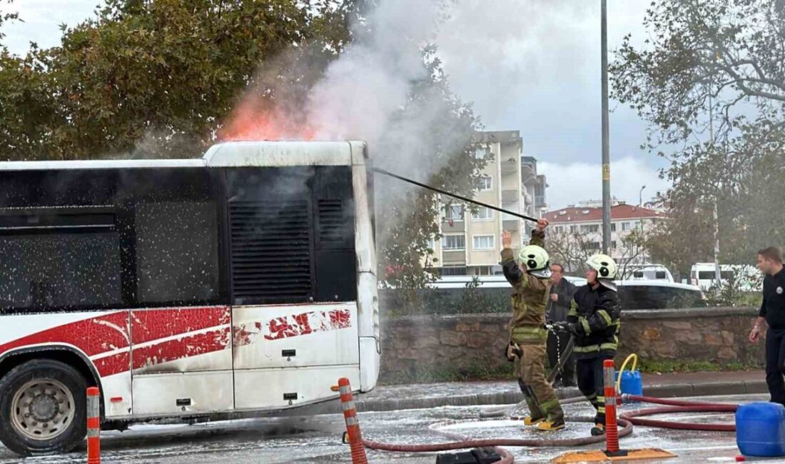Çanakkale’de özel halk otobüsü, seyir halindeyken motor bölümünde çıkan yangın