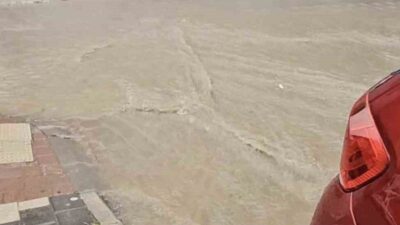 Çanakkale’de ansızın gelen şiddetli yağış, hayatı olumsuz etkilerken, yolların sular