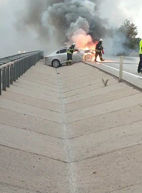 Çanakkale’de bir otomobilden alevler yükseldi ve olay yerine ekipler müdahale