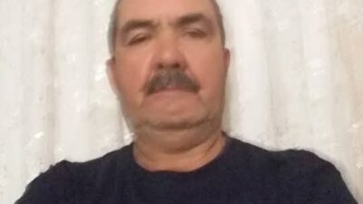 Bayramiç ilçesinde yolda meydana gelen çökme sonucunda bir kamyon devrildi.