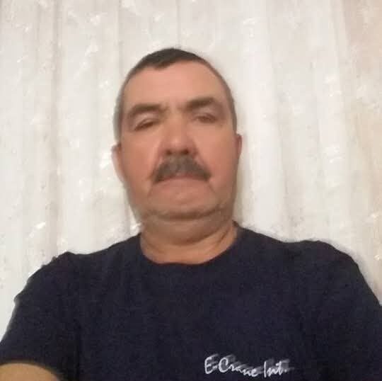 Bayramiç ilçesinde yolda meydana gelen çökme sonucunda bir kamyon devrildi.