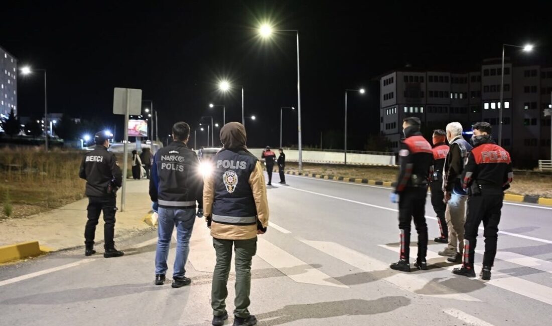 Çankırı’da polis ekipleri, öğrencilerin konakladığı yurtların çevresinde güvenlik denetimi yaptı.