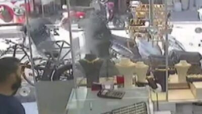 Adana’da bir kadının kaldırımda dalgın bir şekilde beklerken çantasının içinde