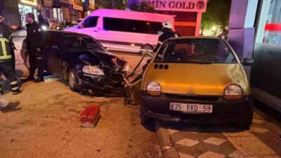 Adıyaman’ın Kahta ilçesinde iki otomobilin kavşakta çarpışması sonucu meydana gelen