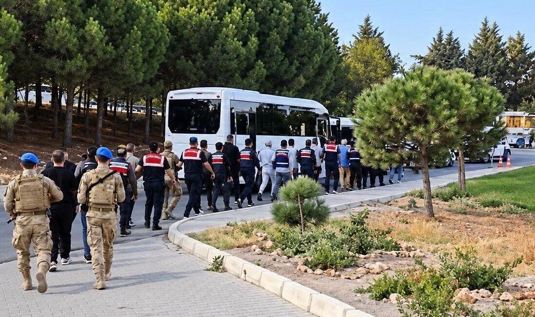 İzmir’in Çeşme ilçesinde jandarma ekipleri tarafından belediyeye yönelik düzenlenen bir