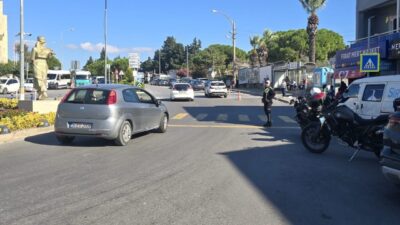 Çeşme ilçesinde, emniyet ekipleri tarafından yaya geçitlerinde yayalara yol vermeyen