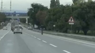 Eskişehir çevreyolu üzerinde, kask ve koruyucu ekipman kullanmadan yüksek hızda