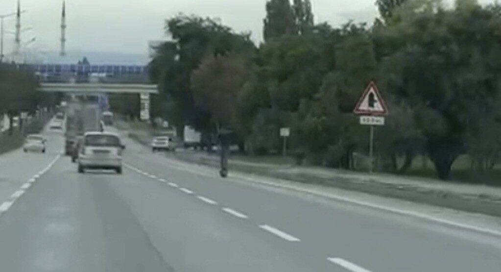 Eskişehir çevreyolu üzerinde, kask ve koruyucu ekipman kullanmadan yüksek hızda