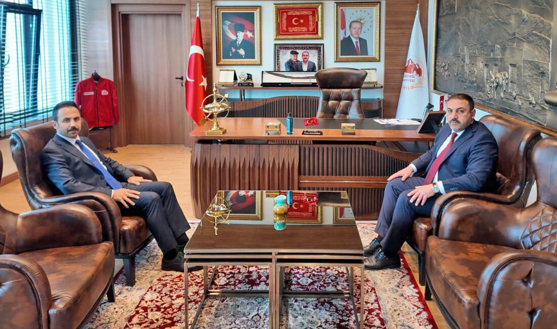 Çiçekdağı Kaymakamı Durdu Yavuz Öğüt, Çiçekdağı Belediye Başkanı Hasan Hakanoğlu’nu