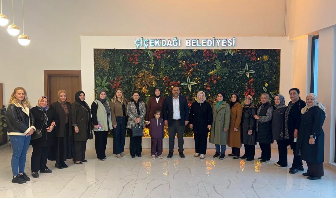 AK Parti Kırşehir İl Kadın Kolları Başkanı Fatma Yılmaz ve