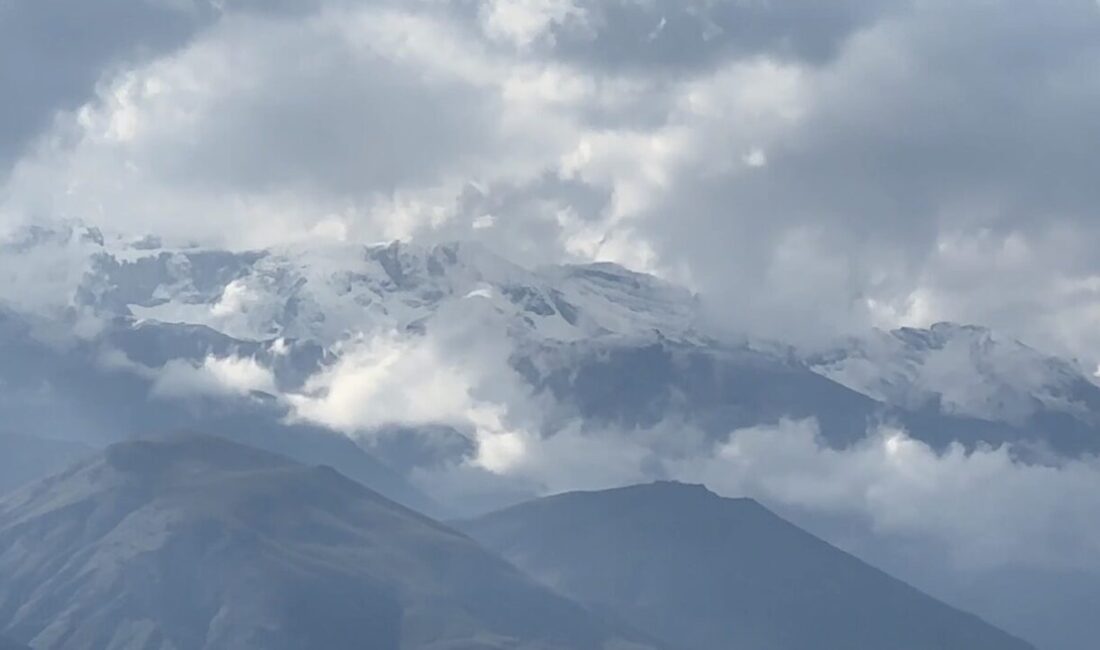 Hakkari’nin Yüksekova ilçesinde etkisini sürdüren yağışlı hava nedeniyle Cilo Dağları
