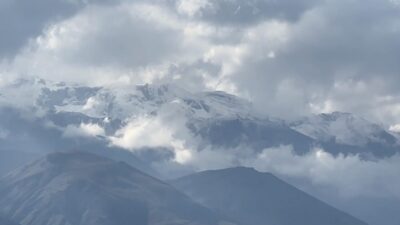 Hakkari’nin Yüksekova ilçesinde etkisini sürdüren yağışlı hava nedeniyle Cilo Dağları