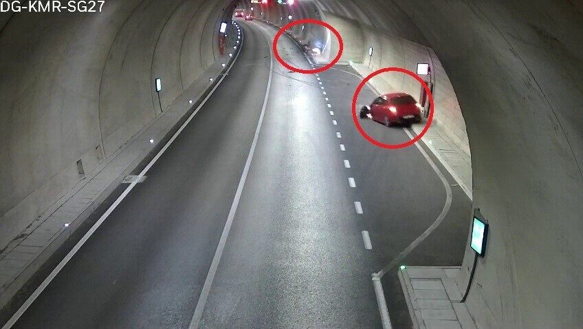 Bursa’da yaşanan kaza sonucunda, otomobilin karşı şeride geçerek motosiklete çarpması