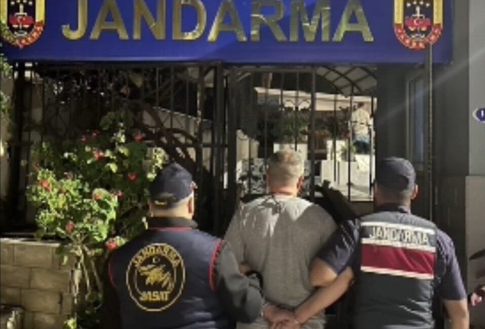 İzmir’in Menderes ilçesinde jandarma tarafından gerçekleştirilen bir operasyonda, ‘kasten öldürme’