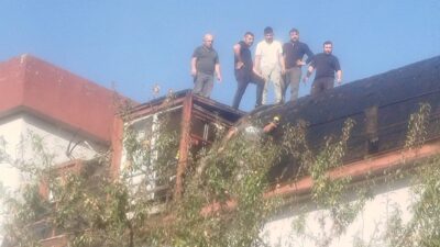 Çivril ilçesinde, Stadyum Mahallesi’nde bulunan 4 katlı bir apartmanın çatısında