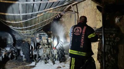 Denizli’nin Çivril ilçesinde park halindeki bir traktörde çıkan yangın büyük