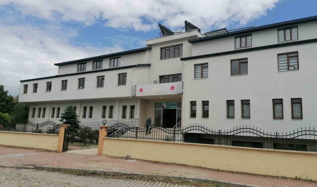Denizli’nin Çivril ilçesinde iki komşu aile arasında yaşanan silahlı çatışmada