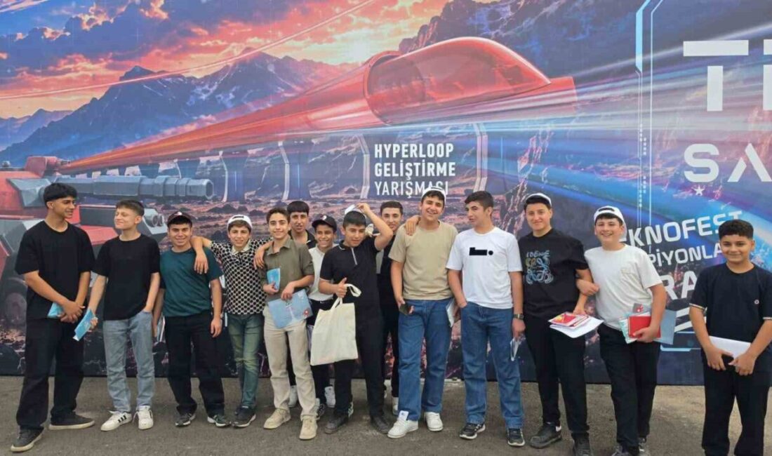 Şırnak’ın Cizre ilçesinden gelen öğrenciler, Şanlıurfa’da düzenlenen TEKNOFEST Güneydoğu festivaline