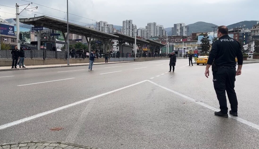 Bursa’da bir kadın, çocuğunu göremediğini iddia ederek boğazına bıçak dayayıp