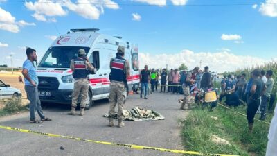 Şanlıurfa’nın Akçakale ilçesinde, motosikletleriyle seyir halindeyken traktörün mibzerine çarpan 15