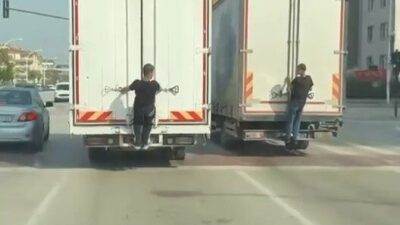 Bursa’da, gençlerin seyir halindeki kamyonların arkasına tutunarak tehlikeli bir şekilde