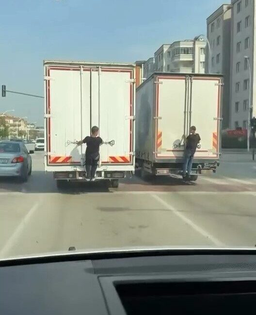 Bursa’da, gençlerin seyir halindeki kamyonların arkasına tutunarak tehlikeli bir şekilde