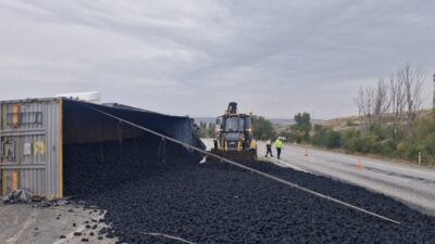 Çorum’un Alaca ilçesinde meydana gelen bir trafik kazasında tırın dorsesinde