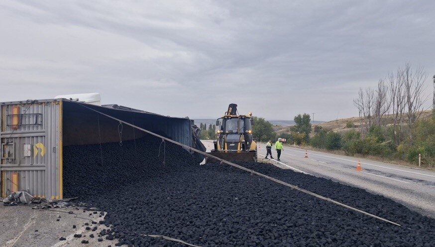 Çorum’un Alaca ilçesinde meydana gelen bir trafik kazasında tırın dorsesinde
