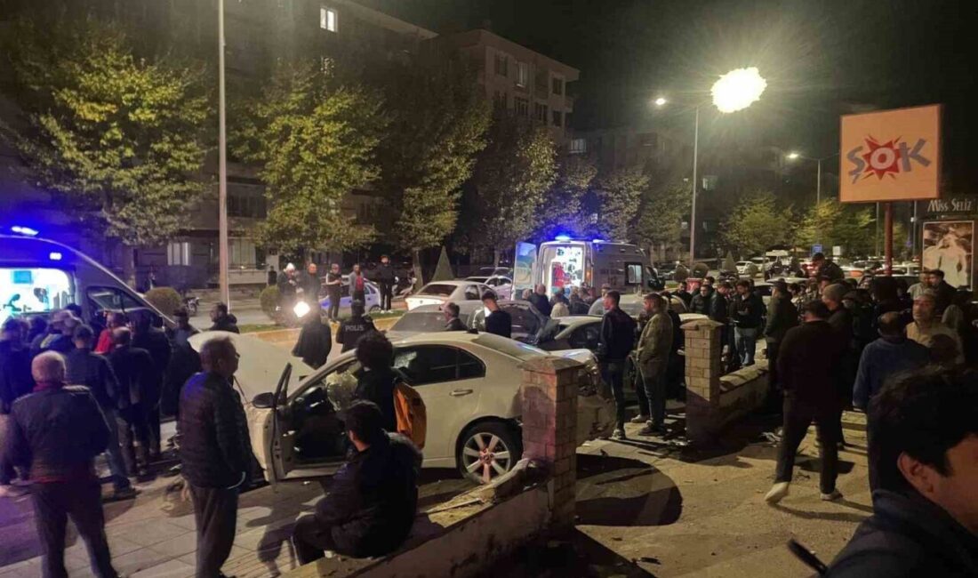 Çorum’da yaşanan trafik kazasında 2 aracın çarpışması sonucu 4 kişi