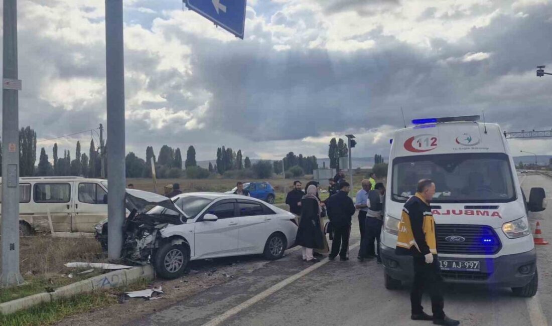 Çorum’un Alaca ilçesinde minibüs ile otomobilin çarpışması sonucu meydana gelen