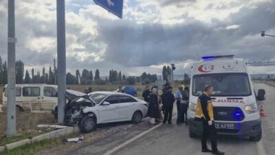 Çorum’un Alaca ilçesinde minibüs ile otomobilin çarpışması sonucu meydana gelen
