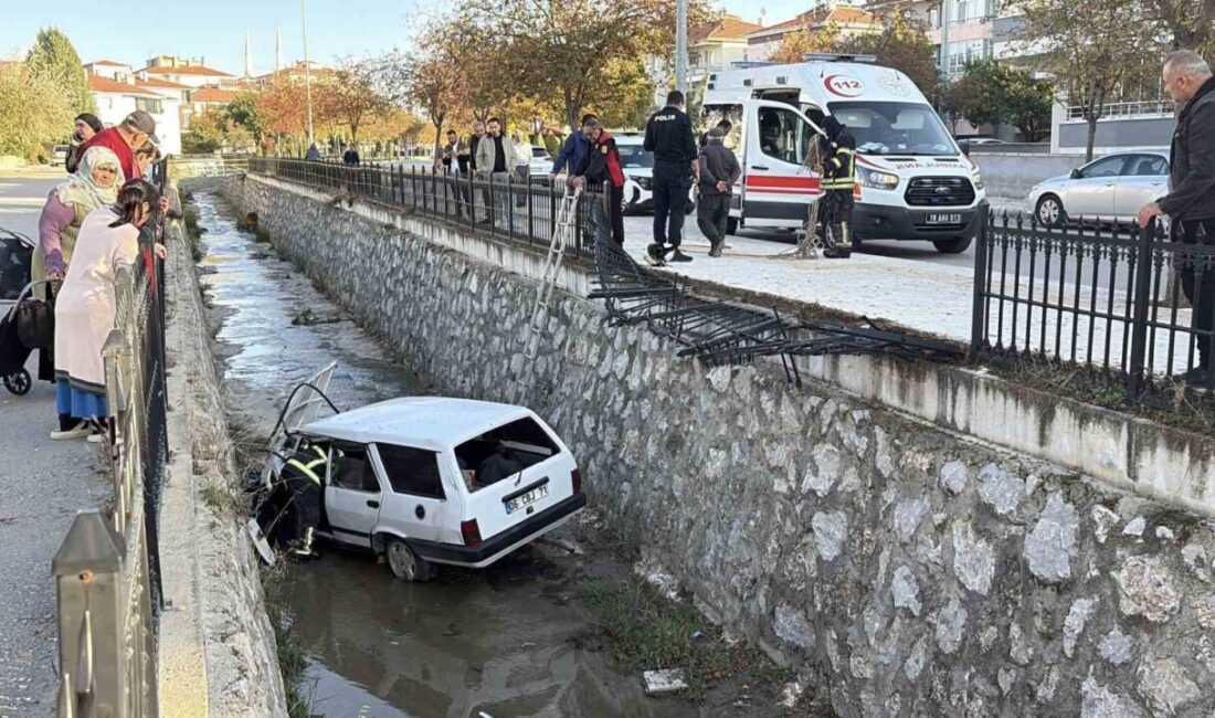 Çorum’da bir otomobil, park halindeki araca çarptıktan sonra demir korkulukları