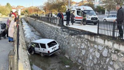 Çorum’da bir otomobil, park halindeki araca çarptıktan sonra demir korkulukları