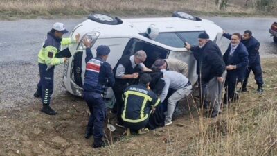 Çorum’un Alaca ilçesinde meydana gelen trafik kazasında, bir aracın yoldan