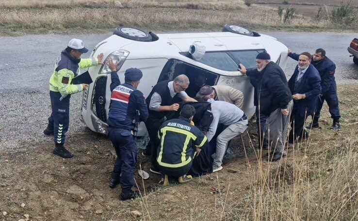 Çorum’un Alaca ilçesinde meydana gelen trafik kazasında, bir aracın yoldan