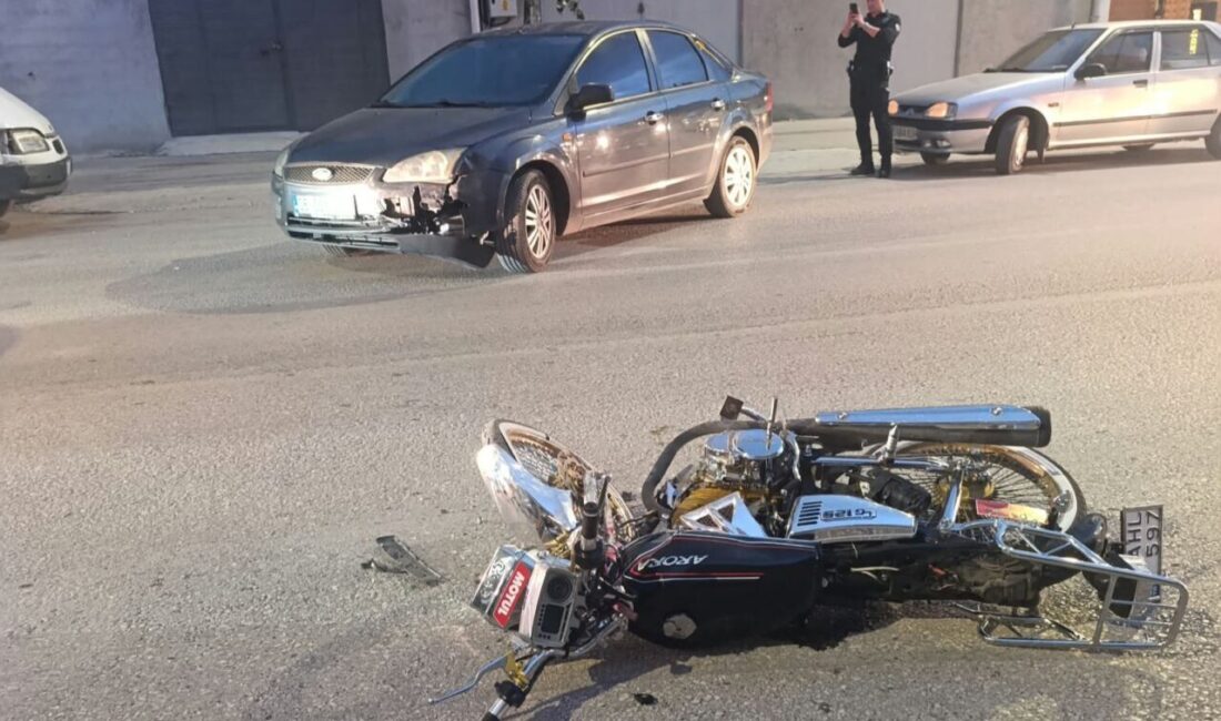 Alaca ilçesinde meydana gelen trafik kazasında bir motosiklet sürücüsü yaralandı.