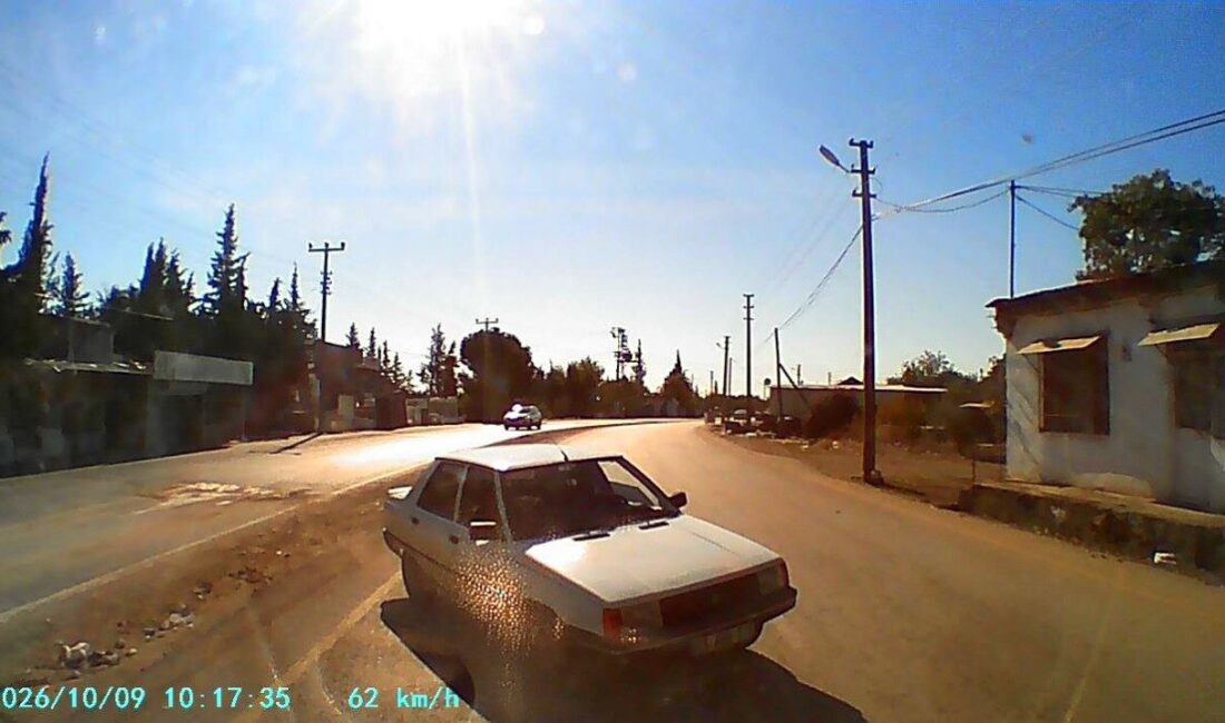 Antalya’nın Kepez ilçesinde meydana gelen bir kaza, sürücünün bir çukura