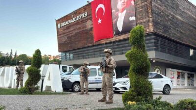 Adana’da jandarma ekipleri, Çukurova Belediyesi’ne karşı bir operasyon başlattı. Güvenlik