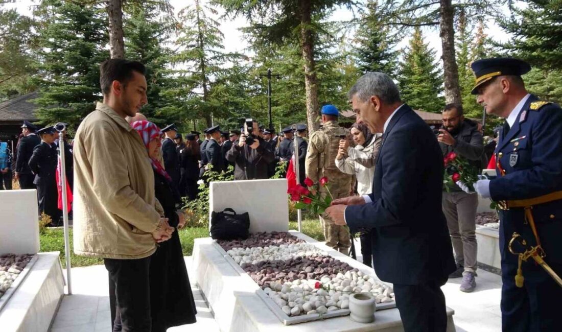 Yozgat’ta 29 Ekim Cumhuriyet Bayramı kutlamaları kapsamında Atatürk anıtına çelenk