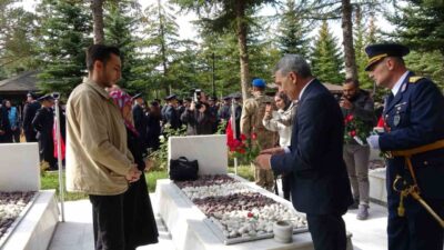 Yozgat’ta 29 Ekim Cumhuriyet Bayramı kutlamaları kapsamında Atatürk anıtına çelenk
