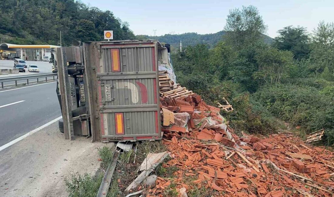 Sakarya’nın Geyve ilçesinde meydana gelen trafik kazasında bir tırın devrilmesi