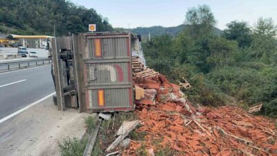 Sakarya’nın Geyve ilçesinde meydana gelen trafik kazasında bir tırın devrilmesi